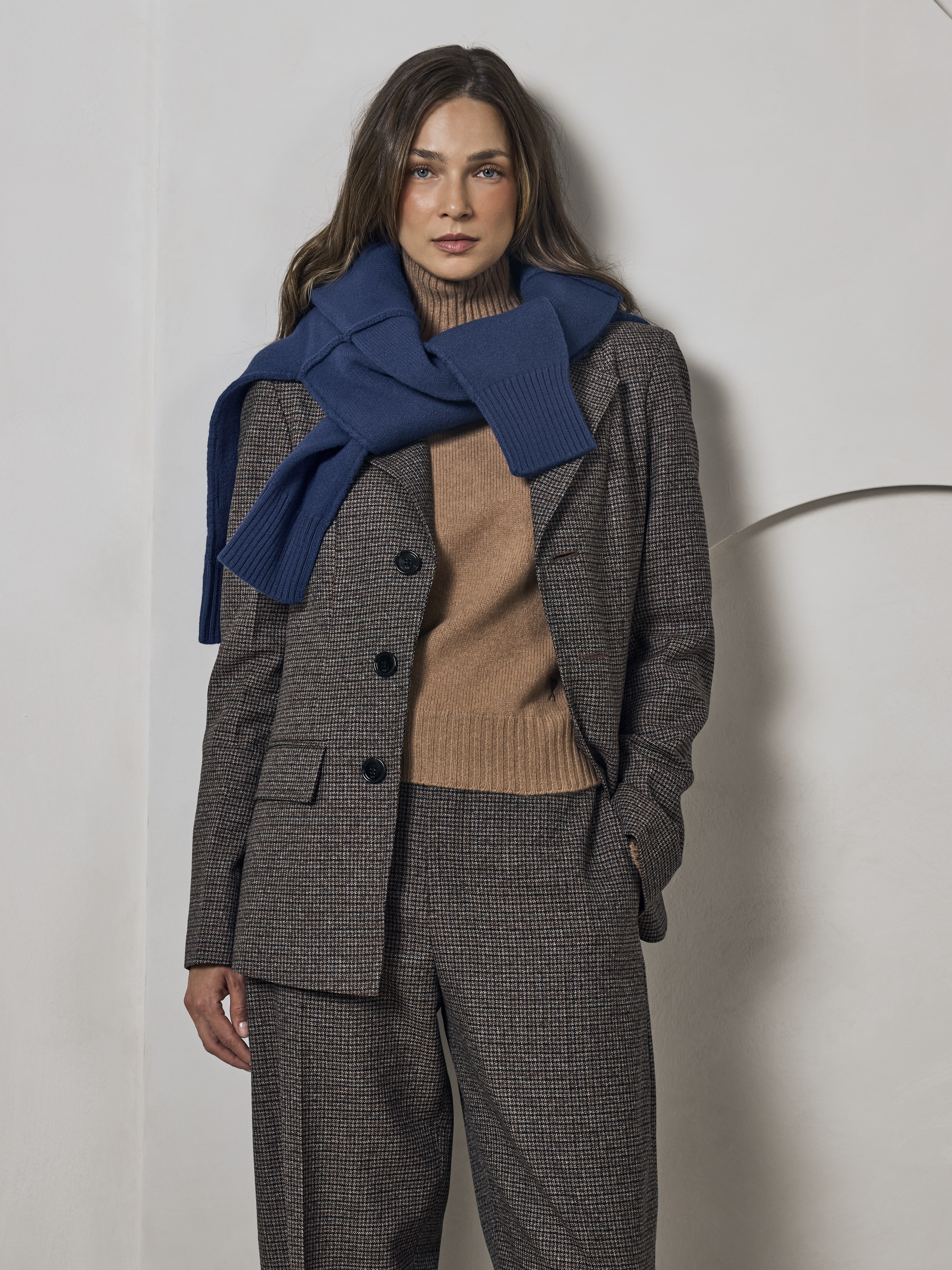Blazer 860.-, Rollkragenpullover 480.-, Pullover 390.-, Hose 650.-, alles von Ami Paris.