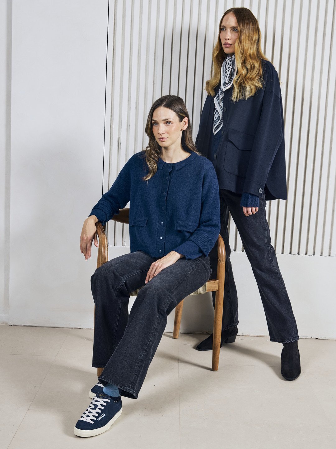 Links: Strickjacke 399.-, Pullover 399.-, beides von Henry Christ. Jeans Citizens Of Humanity 349.- Rechts: Overshirt Arma 670.- Pullover Henry Christ 499.-, Jeans Agolde 329.-, Tuch Purschoen 129.-