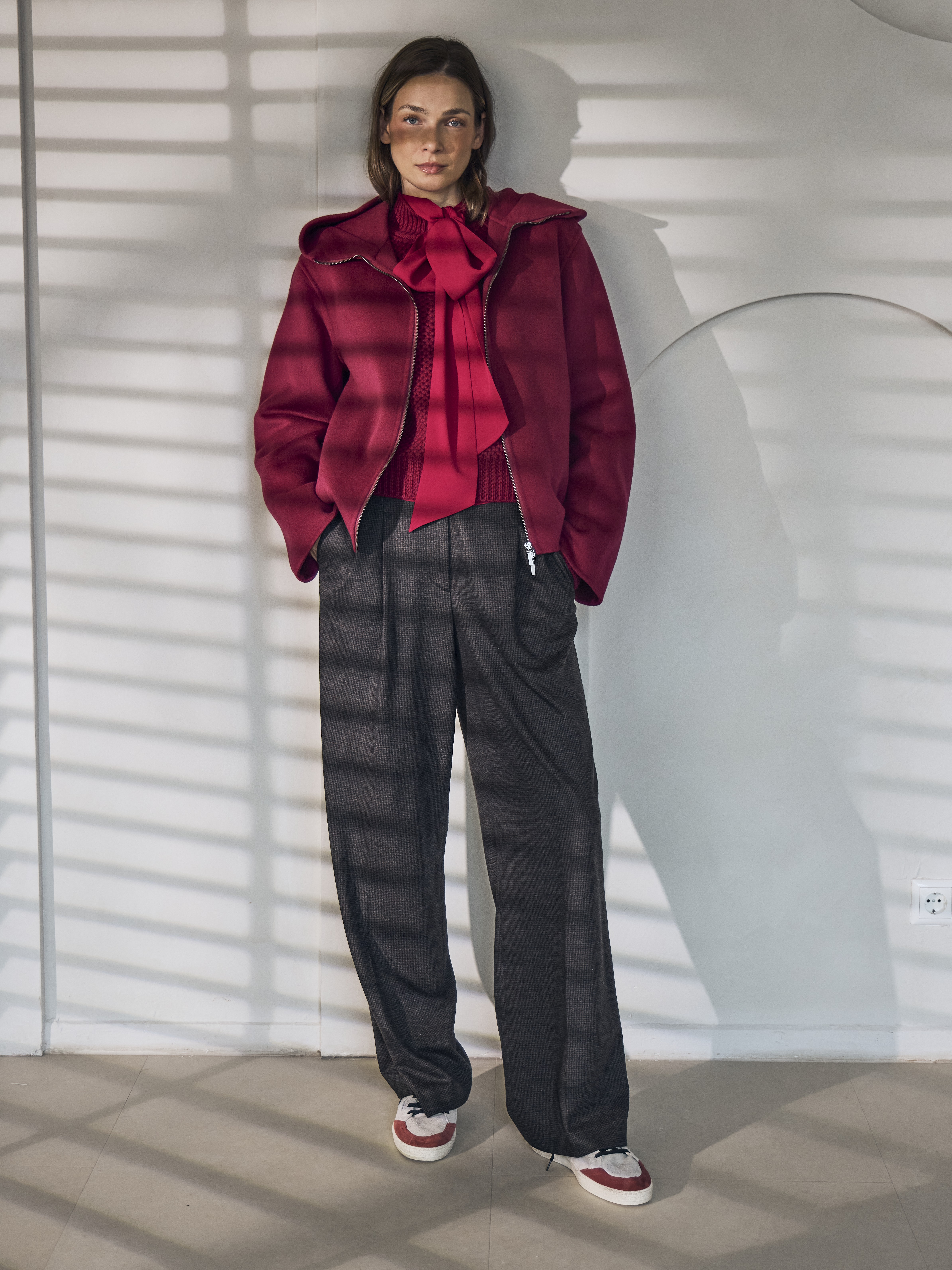 Jacke 1495.- Pullover 1095.-, Bluse 595.-, alles von Iris von Arnim. Sneakers Golden Goose 520.-