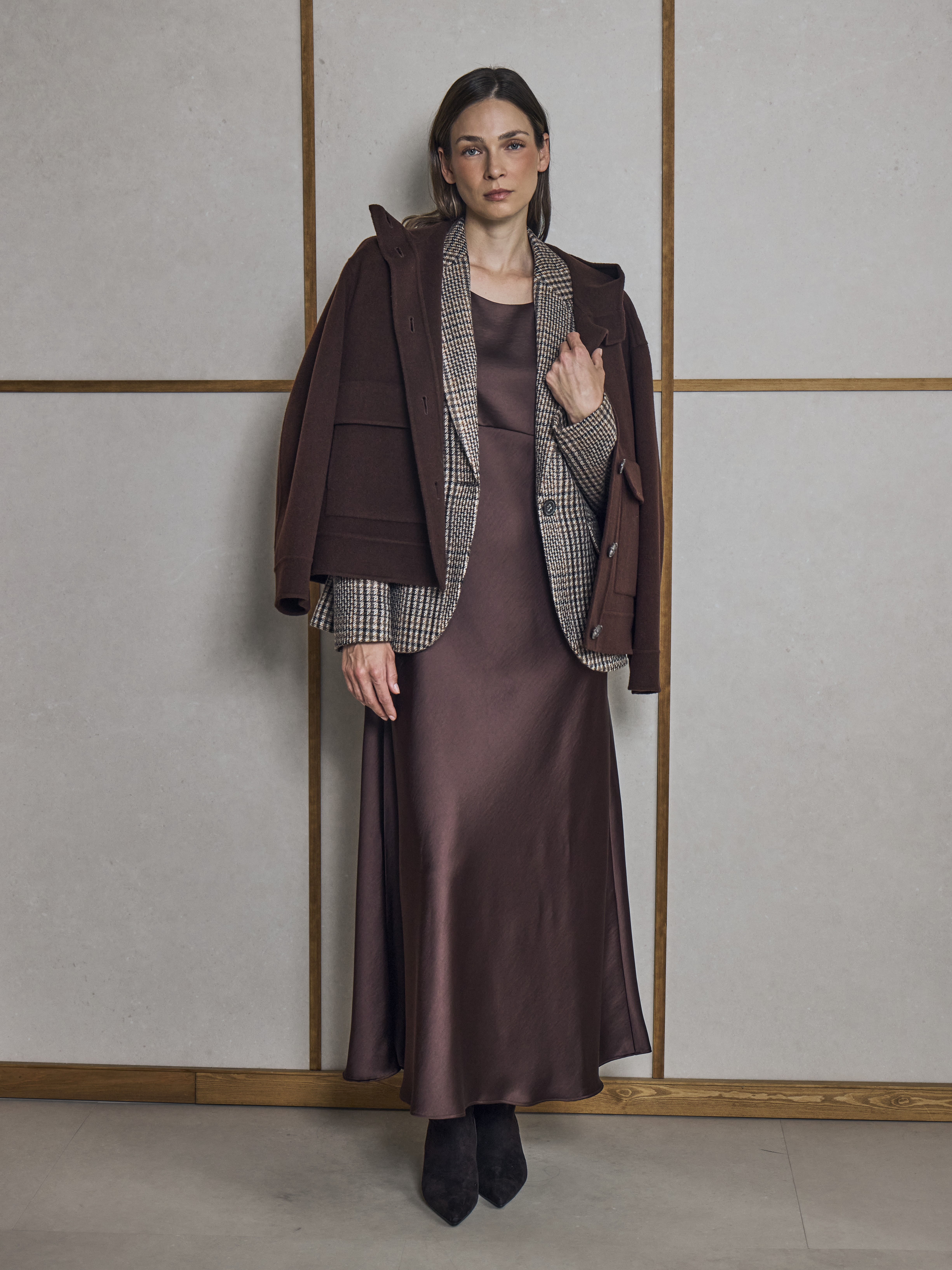 Jacke 695.-, Blazer 550.-, Kleid 395.-, alles von Luisa Cerano. Stiefeletten Bibi Lou 215.-