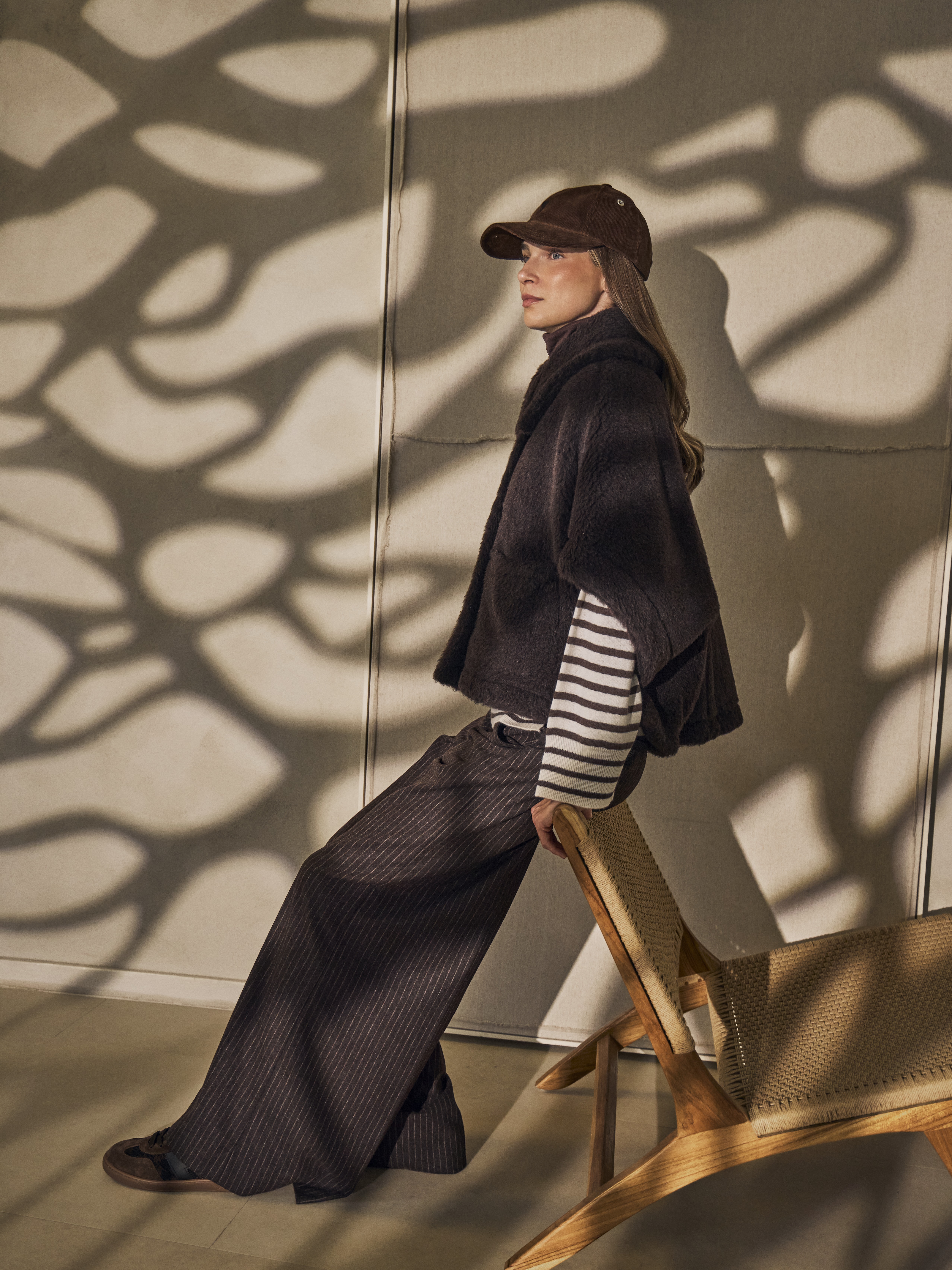 Cape Max Mara 999.-, Rolli 120.-, Pullover 390.-, beides von Closed. Hose Rossi 299.-, Kappe Ami Paris 140.-, Sneakers Hogan 350.-