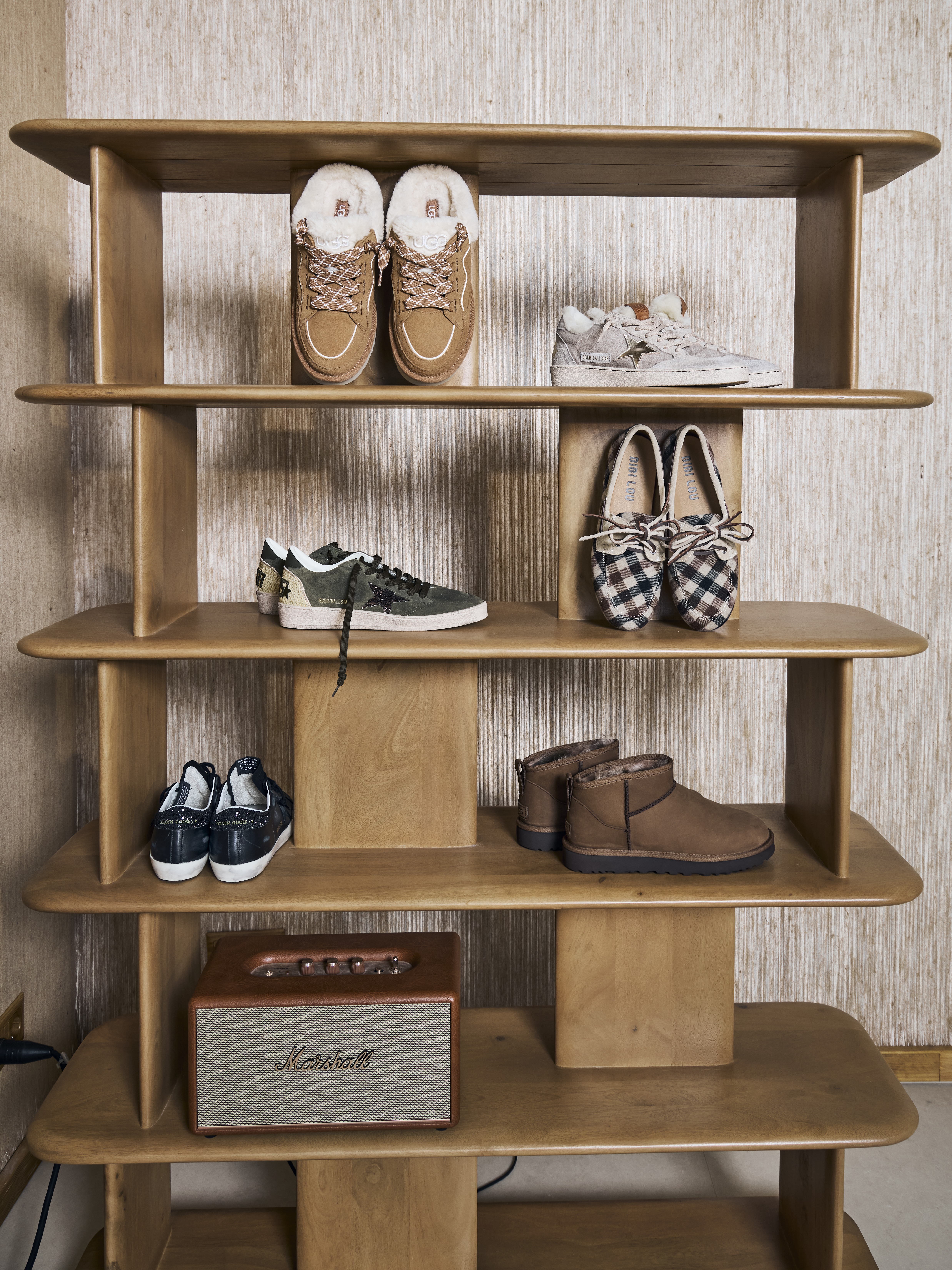 Schuhe Ugg 165.-, Sneakers Golden Goose 650.-, Sneakers Golden Goose 595.-, Schuhe Bibi Lou 169.-, Sneakers Golden Goose 550.-, Boots Ugg 200.-