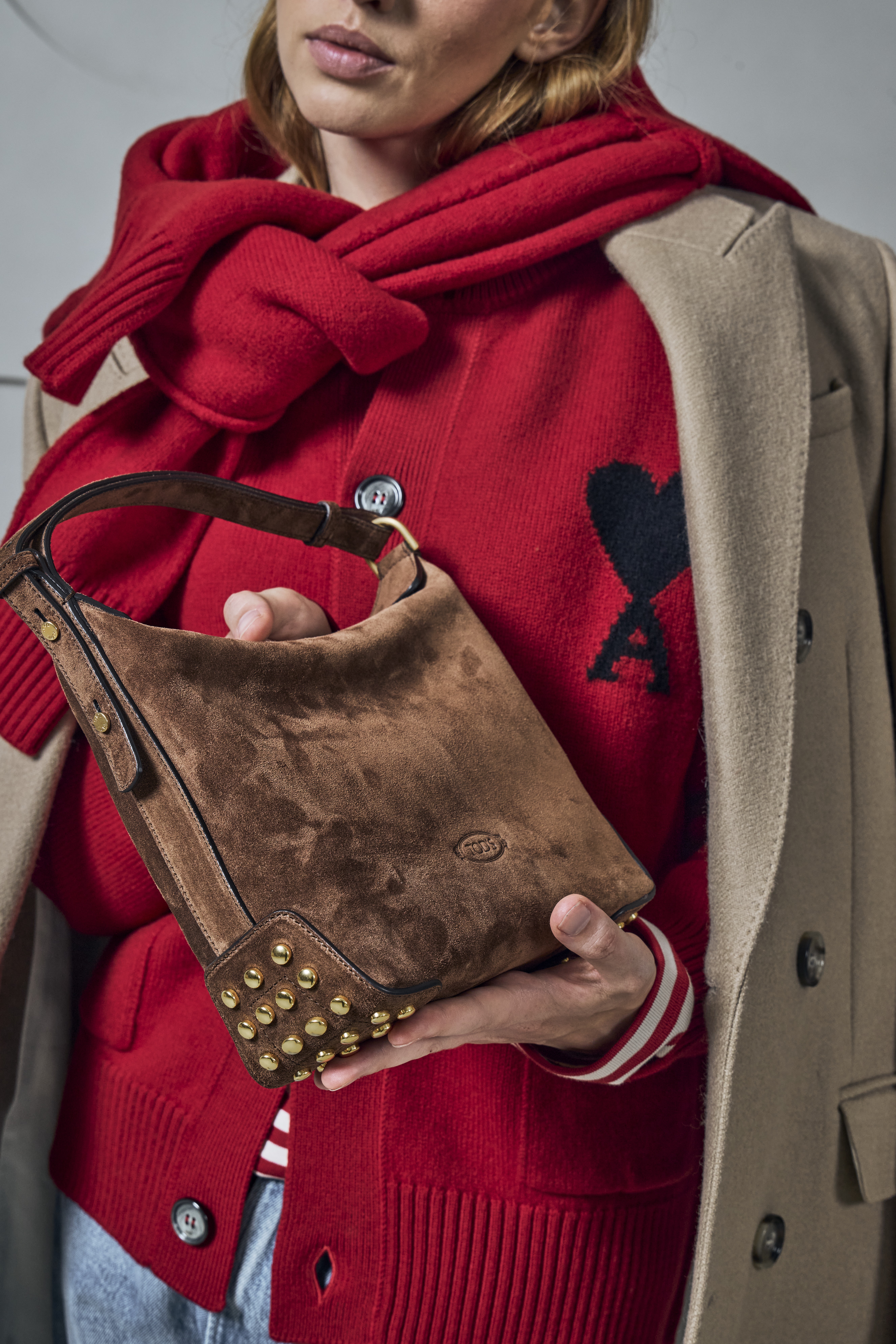 Mantel 990.-, Jacke 480.-, Pullover 390.-, Shirt 220.-, alles von Ami Paris. Tasche Tod's 1300.-