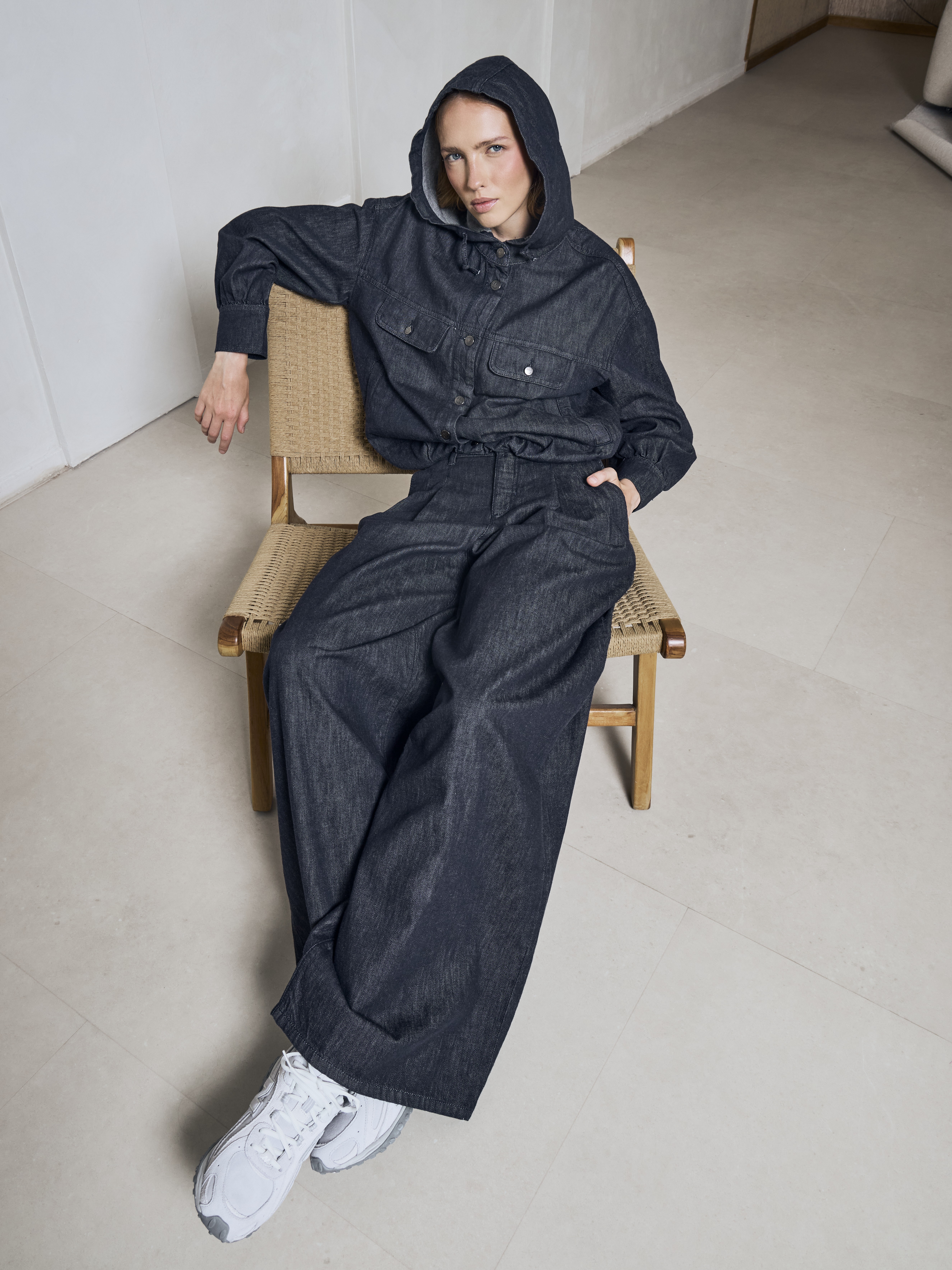 Jacke 200.-, Hose 180.-, beides von PNTS. Sneakers New Balance 140.-