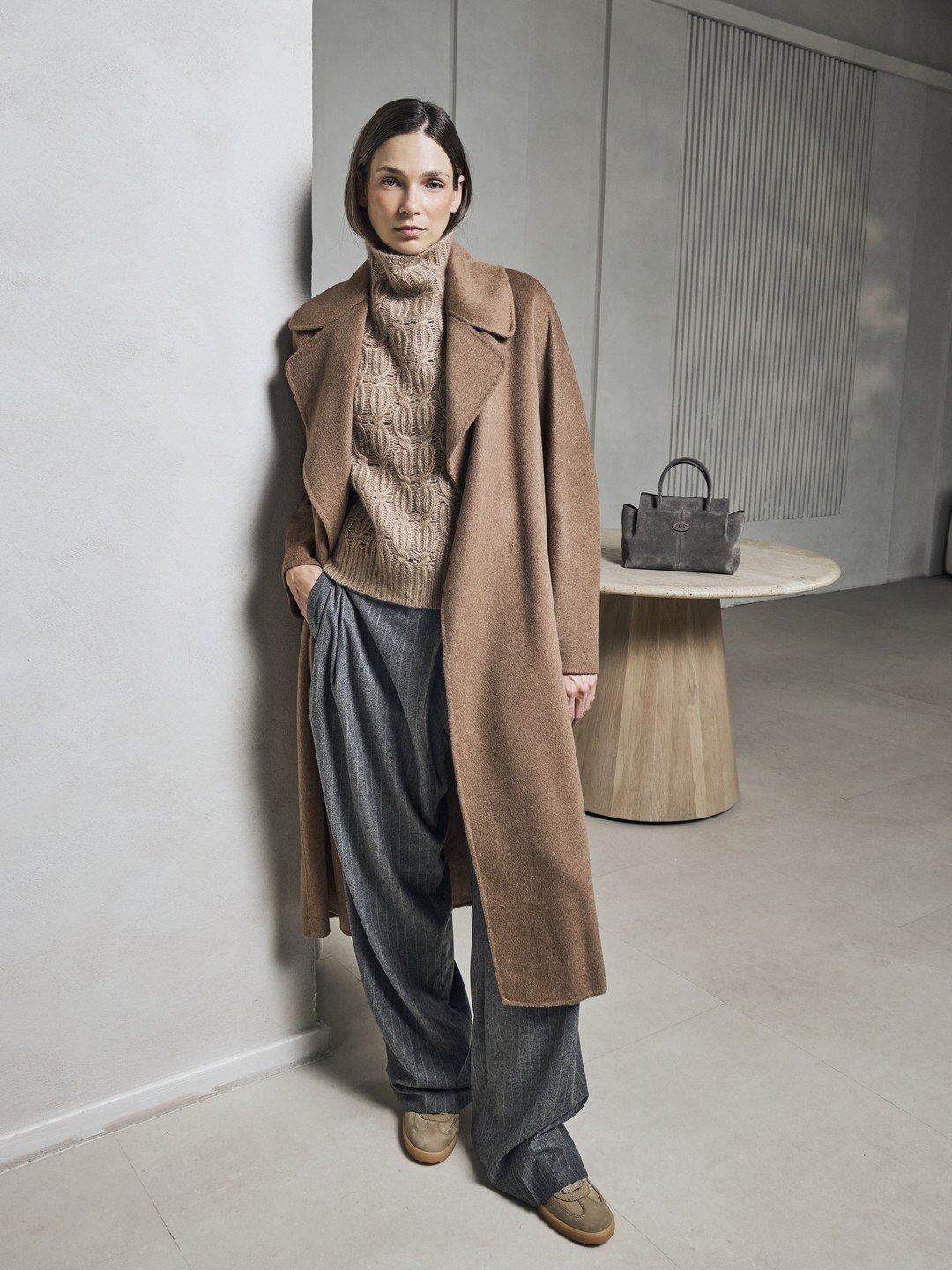 Mantel Max Mara 1289.-, Pullover Hemisphere 449.-, Hose Studio87 250.-, Tasche Tod's 2400.-, Sneakers Hogan 350.-