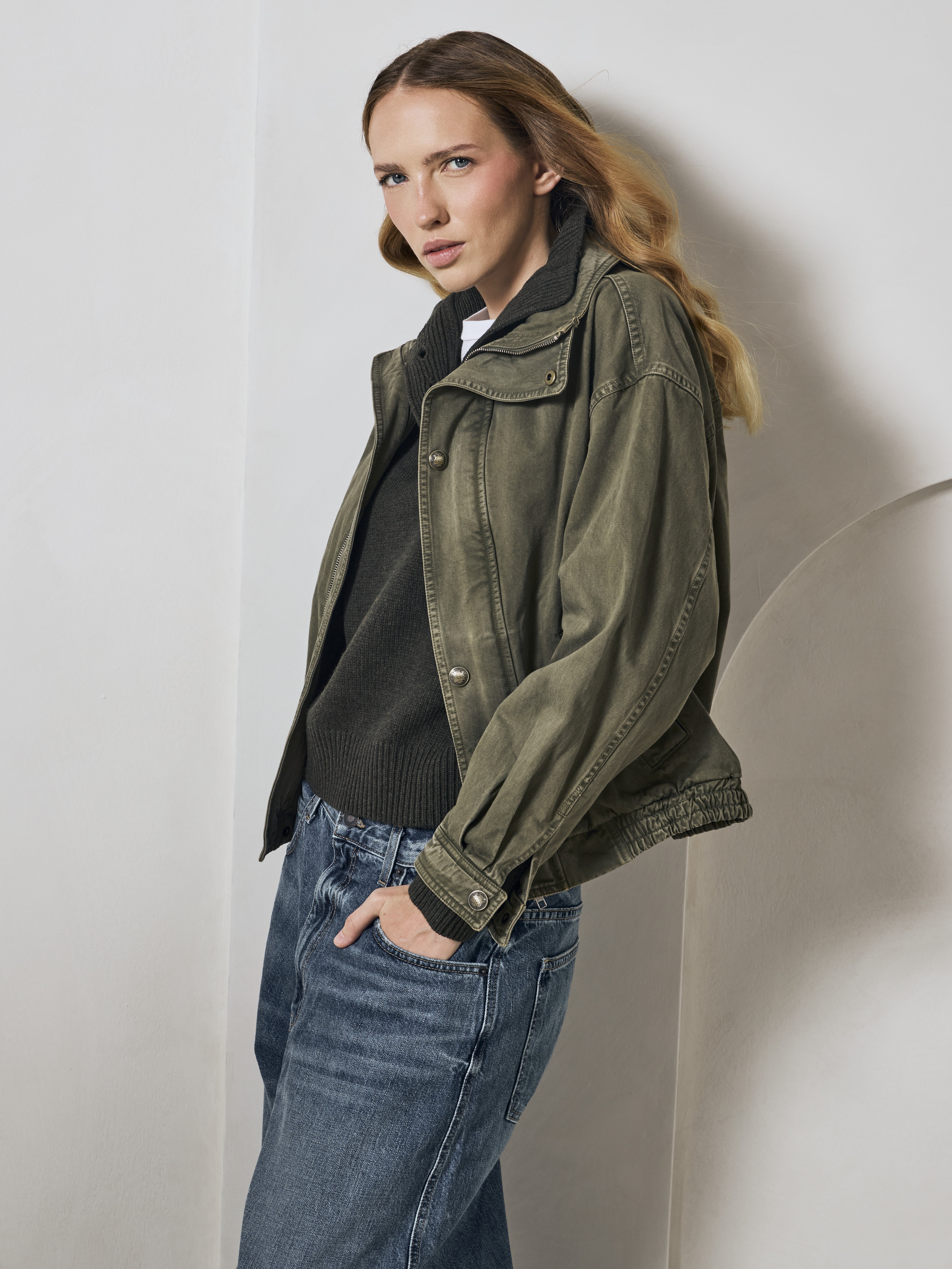 Jacke 1299.-, Pullover 750.-, T-Shirt 220.-, Jeans 580.-, alles von Nili Lotan